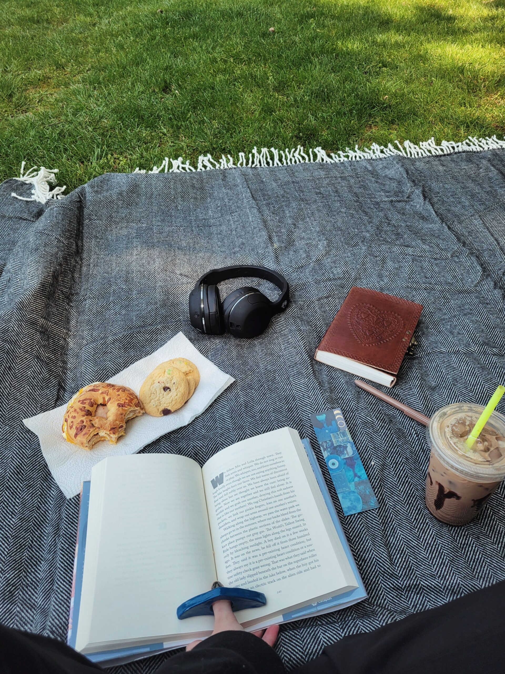 🌃 | Afternoon in Stillness: A Lyrical Escape with Books and Bread | romanticizin 615