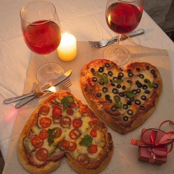 Soulful Heart-Shaped Pizza Creations for Two — romanticizing your life 📚 186