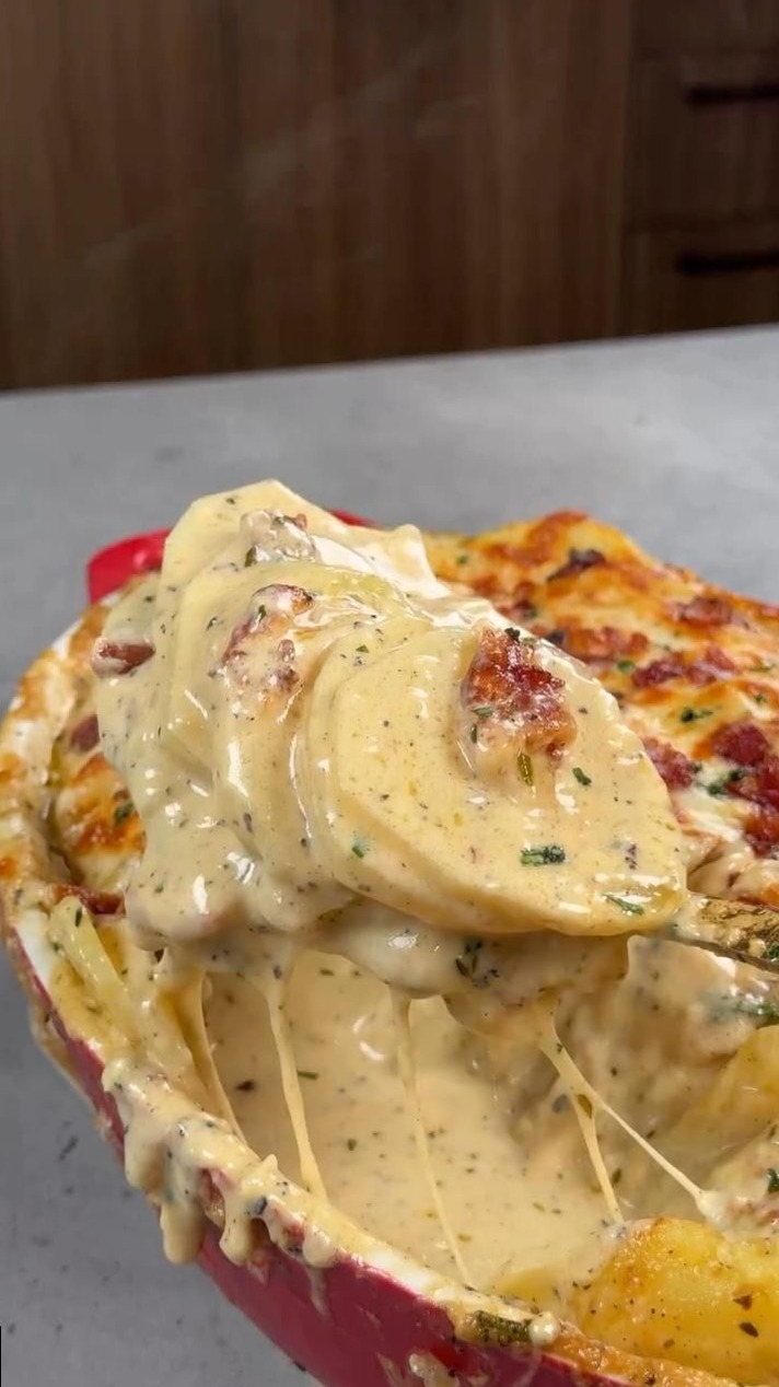 🌙 🦋 Cheesy Roasted Garlic Bacon Potatoes for Midnight Conversations and Shared D 680