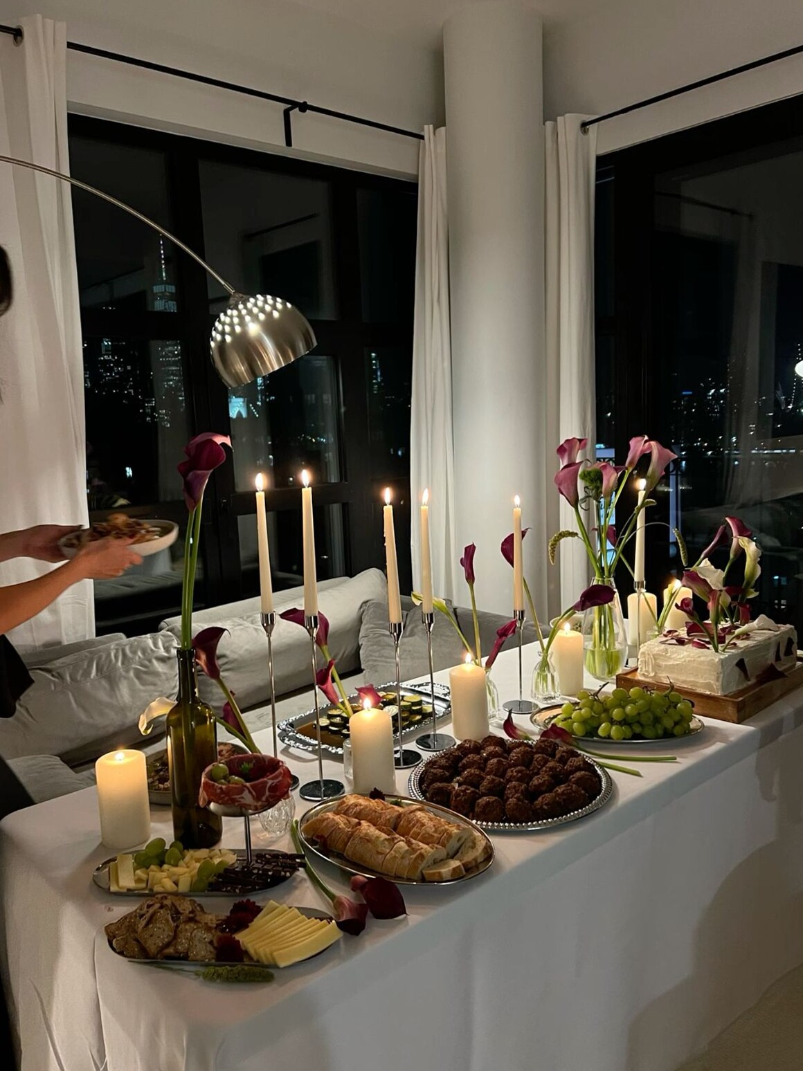 Elegant Evenings: Crafting Deep Bonds Over Candlelit Meals • 🥀 478