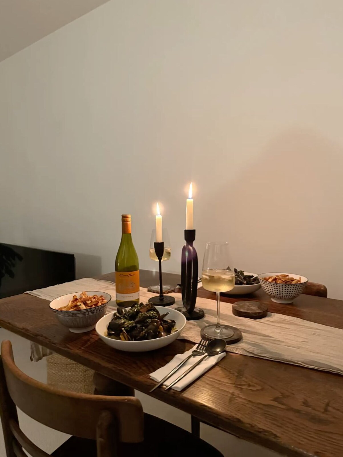 Intimate Evenings: Mussels, Wine, and Soulful Togetherness 📚 318